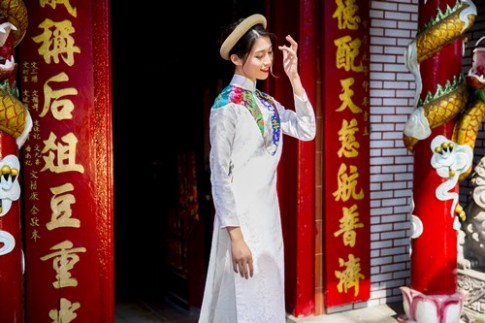 Quỳnh Châu đẹp rạng rỡ với áo dài truyền thống