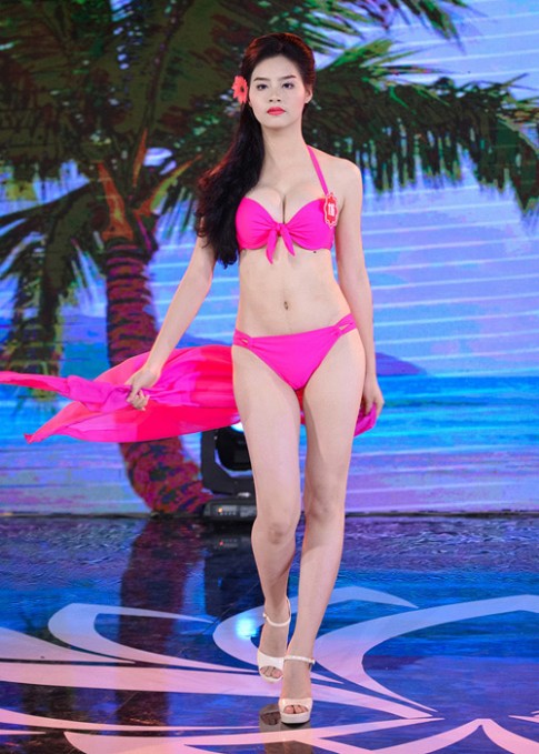Tân Hoa hậu Biển 2016 bật khóc vì bị tố mua giải