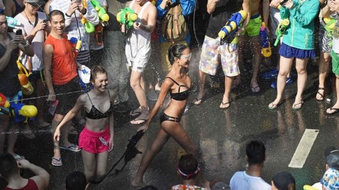 Bikini, soóc ngắn đẫm nước ngập tràn phố Thái Lan