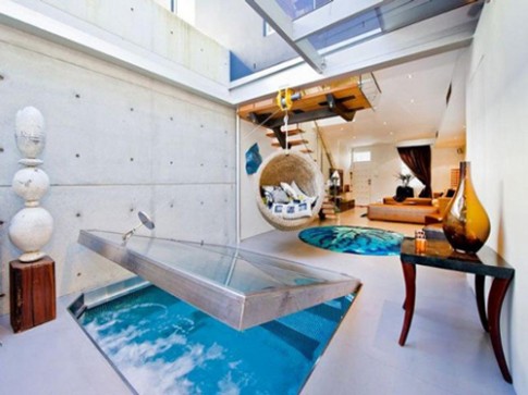 Căn nhà có bể bơi trong phòng khách