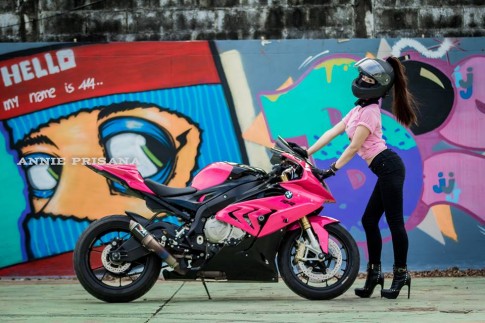 [Clip] Nữ biker quẩy khí thế bên cạnh chiếc BMW S1000RR 2015 màu hồng
