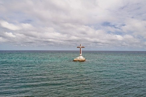 Độc đáo nghĩa trang dưới dưới biển ở Philippines