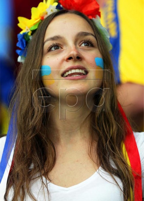 Fan nữ xinh như thiên thần đốt nóng trận Đức - Ukraine