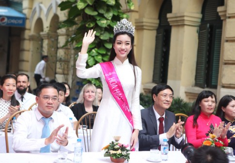 Hoa hậu Mỹ Linh rạng rỡ dự khai giảng trường cũ