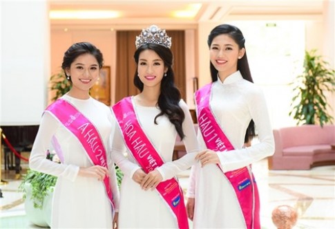 Hoa hậu Mỹ Linh và 2 Á hậu thướt tha với áo dài trắng