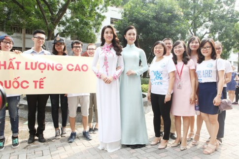 Hoa hậu Mỹ Linh về thăm thầy cô ĐH Ngoại Thương