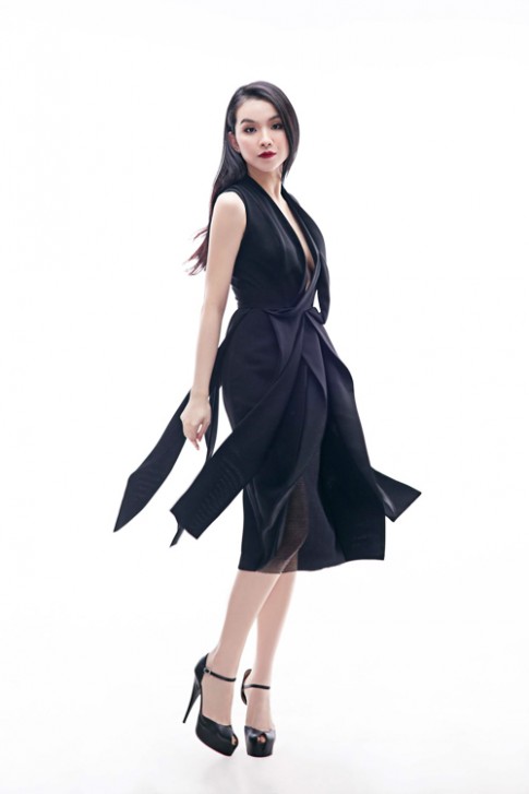 Hoa hậu Thùy Lâm lấp ló thềm ngực với váy khoét sâu