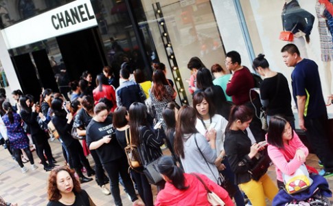 Hong Kong phản đối cách Chanel giảm giá đồ hiệu