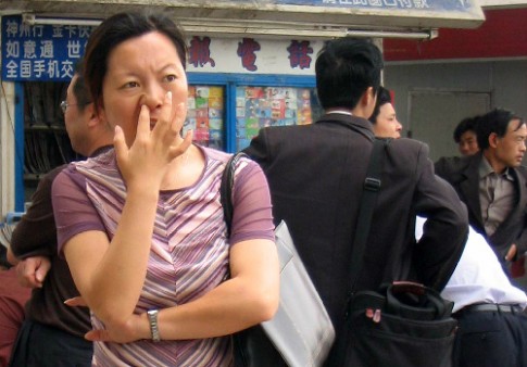 Khách du lịch Trung Quốc bị cấm ngoáy mũi nơi công cộng 	