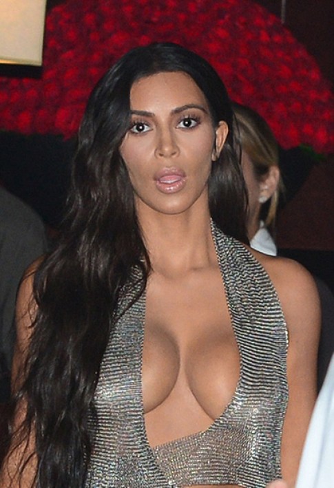  Kim Kardashian khoe vòng một với váy khoét ngực 