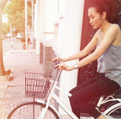 Làm dâu nhà giàu, Hà Tăng vẫn giản dị đạp xe đi chợ