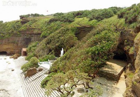 Ngôi chùa ẩn mình trong hang núi lửa ở đảo Lý Sơn