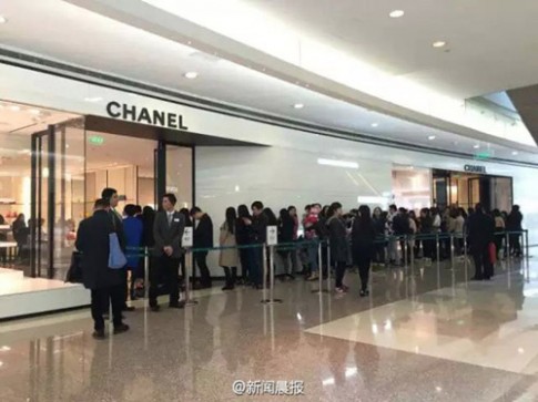 Người Trung Quốc xếp hàng đổ xô mua Chanel hạ giá