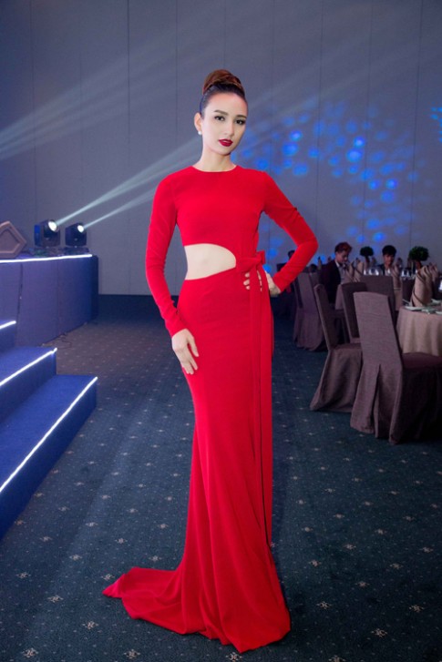 Sao Việt tuần qua: Hoa hậu Ngọc Diễm bất ngờ ghi điểm nhờ eo thon