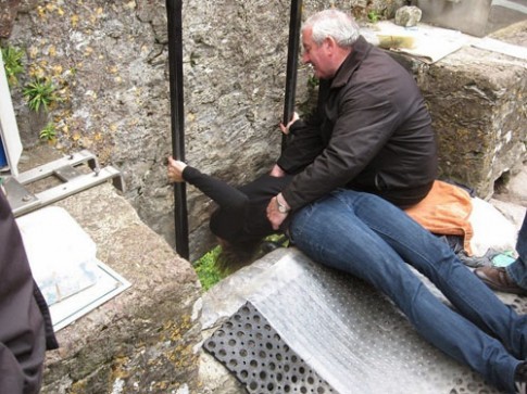 Thi nhau hôn đá để thành ‘thánh hùng biện’ ở Ireland	