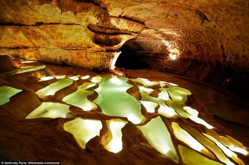 Vẻ đẹp tuyệt mỹ của hồ trong hang động ở Pháp