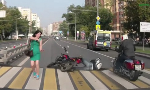  Biker ngã trước mặt người phụ nữ váy ngắn 