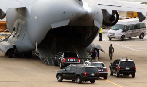  Bộ đôi xe tổng thống Mỹ rời Việt Nam bằng máy bay 