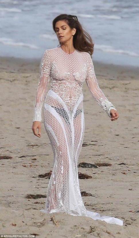 Cindy Crawford mặc xuyên thấu sexy bên bờ biển