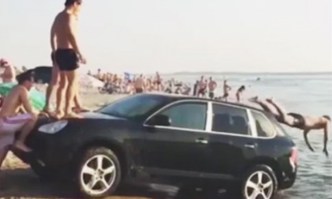  Dân chơi Nga dùng Porsche làm cầu trượt nước 