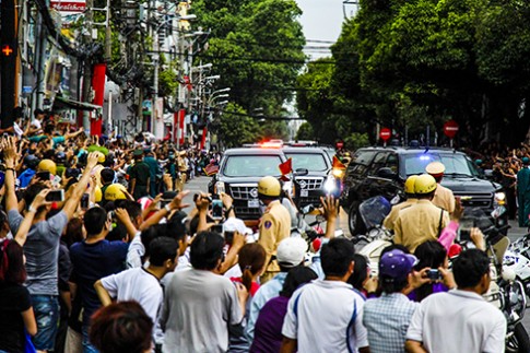  Dàn xe tổng thống Mỹ trên phố đông Sài Gòn 
