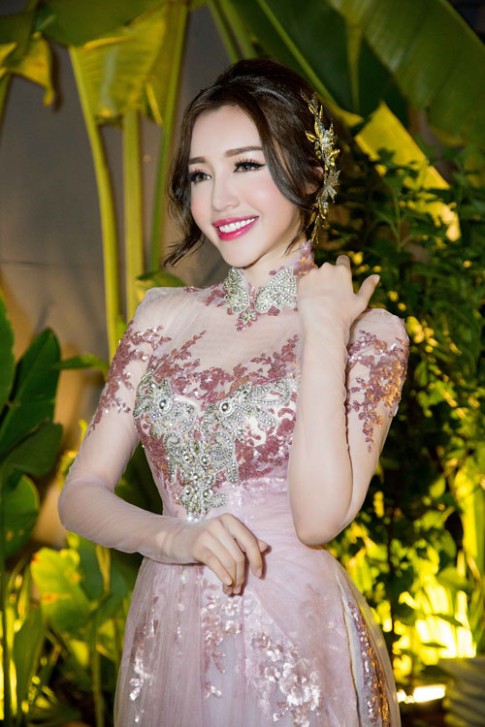 Elly Trần hóa cô dâu thả dáng trên phố đi bộ Nguyễn Huệ