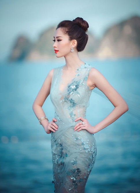 Hoa hậu Đặng Thu Thảo đẹp tựa nữ thần trước biển