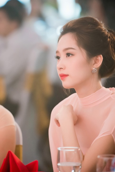 Hoa hậu Thu Thảo đẹp như tiên nữ khi tới Hà Nội