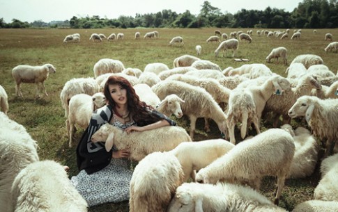Khả Trang làm cô gái chăn cừu quyến rũ