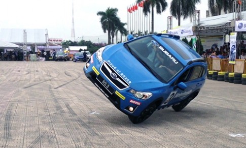  Kỷ lục gia thế giới biểu diễn ôtô mạo hiểm tại Hà Nội 