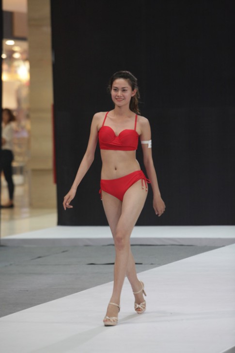 Mẫu nữ mặt xinh, dáng đẹp catwalk với đồ bơi ở Hà Nội
