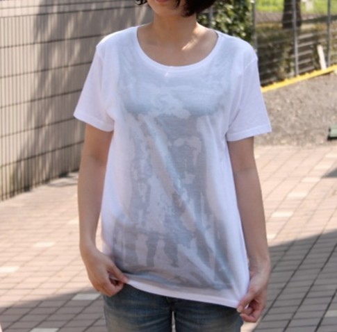 Nhật Bản: Rộ mốt áo phông “ướt át”, đồng hồ tự chế