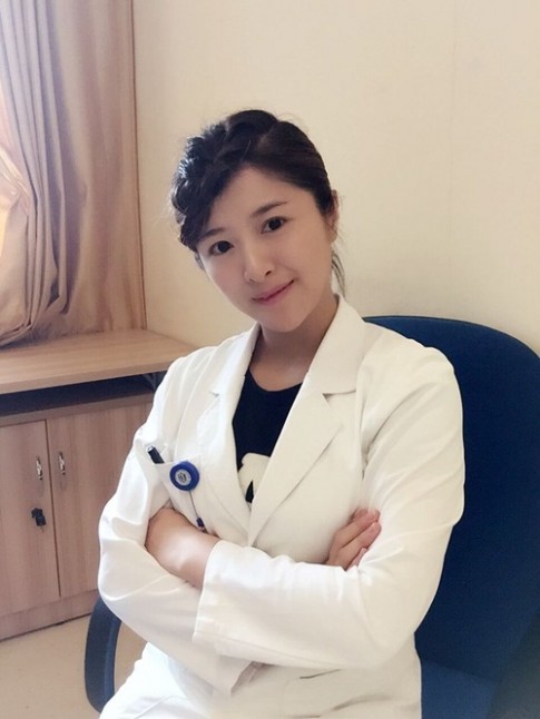 Nữ bác sỹ TQ có gương mặt đẹp như hot girl