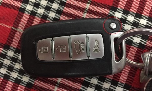  Nút nhỏ trên chìa khóa ôtô có ý nghĩa gì? 