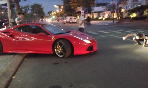  Siêu xe Ferrari vất vả lùi chuồng tại Đà Nẵng 