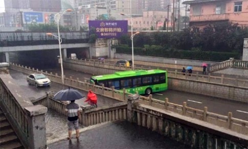  Xe buýt quay đầu bảo vệ hành khách trước nước ngập 