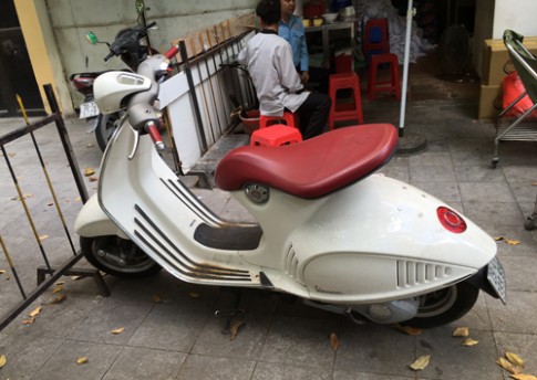  Xe ga đắt nhất Việt Nam Vespa 946 ‘bỏ không’ ở vỉa hè 