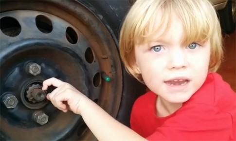  Cậu nhóc 5 tuổi sửa xe như người lớn 