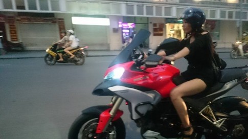 Chân dài Hà Thành chạy Ducati Multistrada 1200 trên phố gây xôn xao cộng đồng mạng