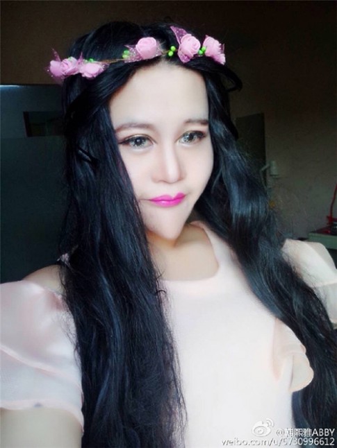 Cô gái “mặt rắn” tự nhận mình là hot girl đẹp nhất Trung Quốc