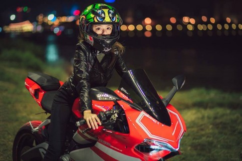 Ducati 899 Panigale trong bộ ảnh đầy lãng mạn của cặp đôi Sài Thành