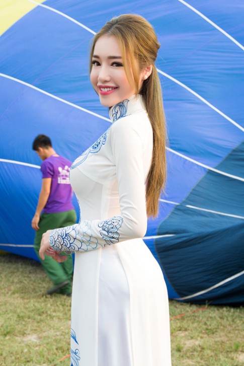 Elly Trần e ấp đường cong ở Festival Huế
