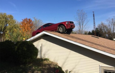  Ford Mustang lao khỏi đường đi, leo lên mái nhà 
