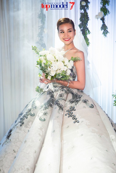 Next Top Model: Thanh Hằng diện váy cưới gần 1 tỷ đồng