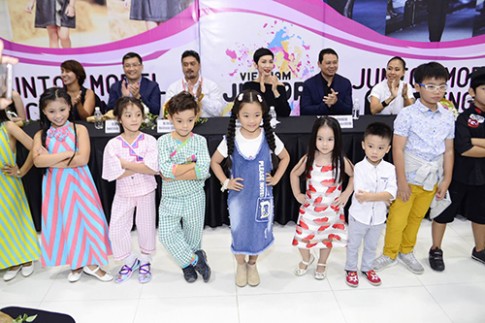 50 mẫu nhí sẵn sàng cho tuần lễ thời trang trẻ em đầu tiên ở Việt Nam