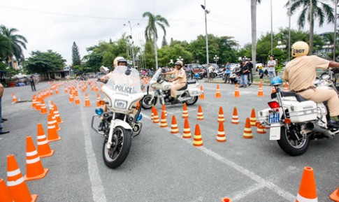  Cảnh sát giao thông Việt Nam luyện lái môtô 
