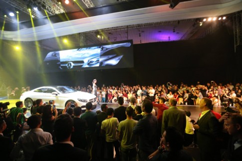  Dàn siêu xe Mercedes 90 tỷ tỏa sáng trên sàn catwalk Việt 