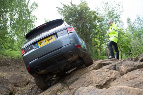  Điều khiển Range Rover Sport vượt địa hình từ xa 