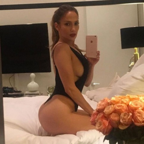 Dù ngấp nghé 50 nhưng Jennifer Lopez vẫn tự tin khoe vòng 3 siêu khủng