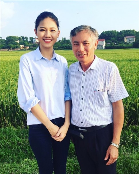 Hài hước hình ảnh MC Mạnh Tùng kê gạch khi đứng cạnh Á hậu Thanh Tú